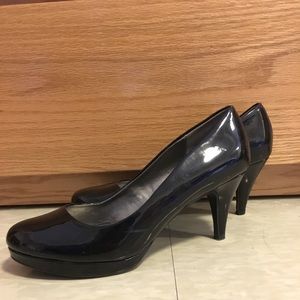 Like-new shiny black heels